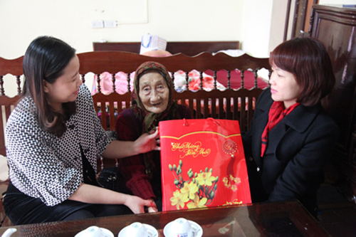 ມອບຂອງຂວັນປີໃໝ່ປະຈຳຊາດໃຫ້ຜູ້ມີຄຸນງາມຄວາມດີກວ່າ437ຕື້ດົງ